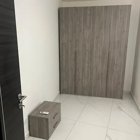 Gazde/Camere de închiriat R2 Double Room Shared Toilet Gzira Gzira