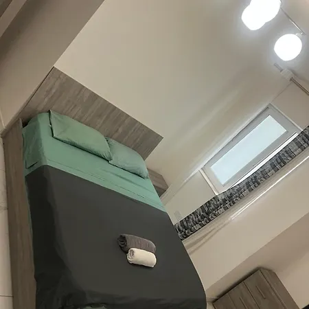 Gazde/Camere de închiriat R2 Double Room Shared Toilet Gzira Gzira